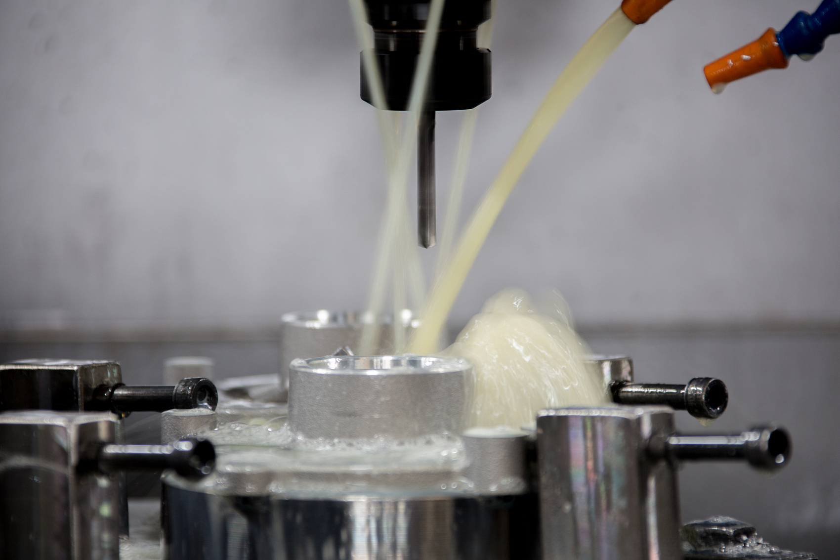 哪种切削液与乳化油在使用过程中不容易产生异味？
